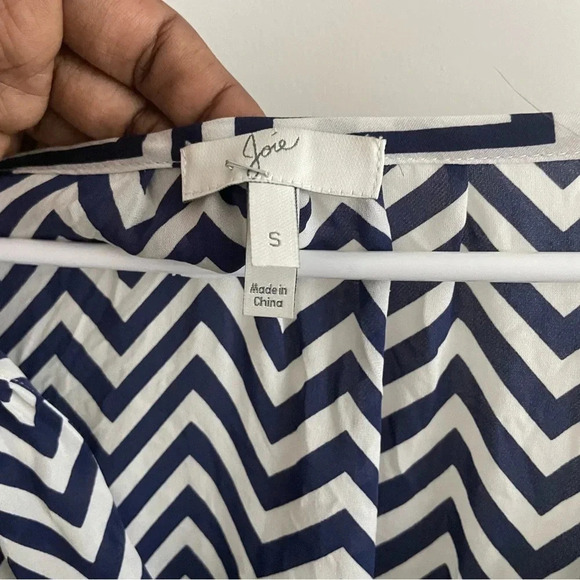 Joie Blouse Womens Sz S Relaxed Whimsy Agnella 100% Silk Chevron V-Neck  Office - Picture 8 of 8